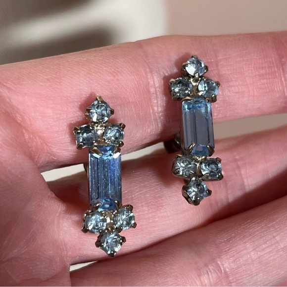 Vintage 1940’s Retro Deco Emerald cut Pale Blue Glass Silver Screw Back Earrings - Picture 9 of 11